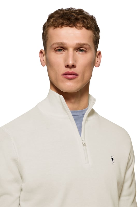 Verleihen Sie Ihrem Look eine raffinierte Note mit unserem Strickpullover aus Baumwolle für Herren. Er verfügt über einen praktischen halben Reißverschluss und gerippte Details an Kragen, Ärmeln und Taille für einen perfekten Sitz und eine ideale Passform. Das dezente marineblaue Nahtband am Kragen mit eingraviertem Polo Club Logo unterstreichen die Eleganz dieses Pullovers. Charakteristische Stickerei unseres Rigby Go-Logos in Kontrastfarbe auf der Brust. Ein vielseitiges Kleidungsstück, das sowohl zu einem lässigen als auch zu einem formelleren Look passt.