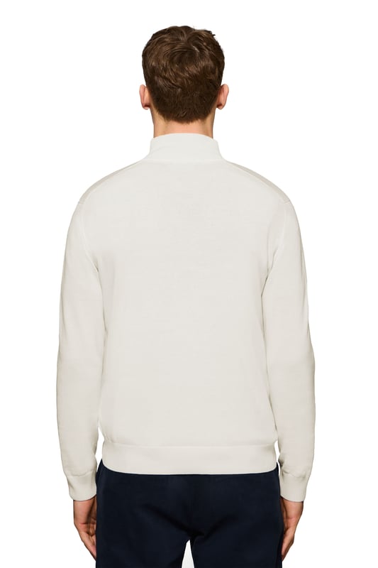 Verleihen Sie Ihrem Look eine raffinierte Note mit unserem Strickpullover aus Baumwolle für Herren. Er verfügt über einen praktischen halben Reißverschluss und gerippte Details an Kragen, Ärmeln und Taille für einen perfekten Sitz und eine ideale Passform. Das dezente marineblaue Nahtband am Kragen mit eingraviertem Polo Club Logo unterstreichen die Eleganz dieses Pullovers. Charakteristische Stickerei unseres Rigby Go-Logos in Kontrastfarbe auf der Brust. Ein vielseitiges Kleidungsstück, das sowohl zu einem lässigen als auch zu einem formelleren Look passt.