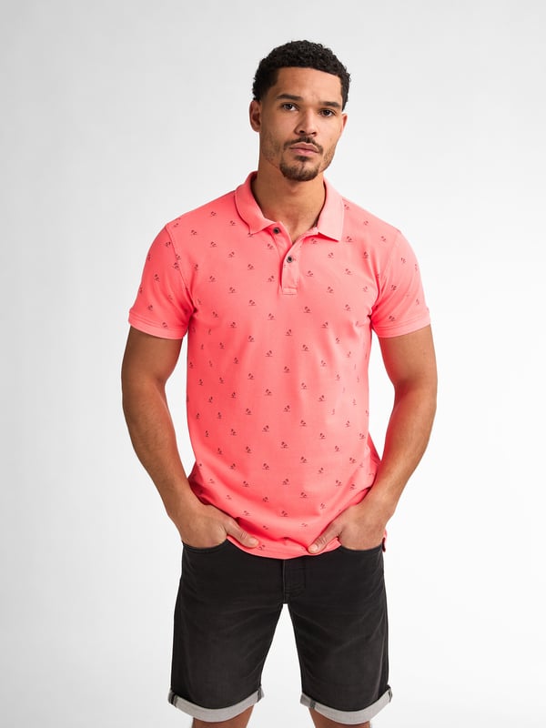 All-over print polo met openstaande kraag en knoopsluiting. Gemaakt van 95% organisch katoen en 5% elastaan. Verkrijgbaar in verschillende kleuren. Twijfel je tussen twee maten? Kies dan de grootste maat. Polo met korte mouwenAll-over printOpenstaande kraagKnoopsluiting95% organisch katoen en 5% elastaan
