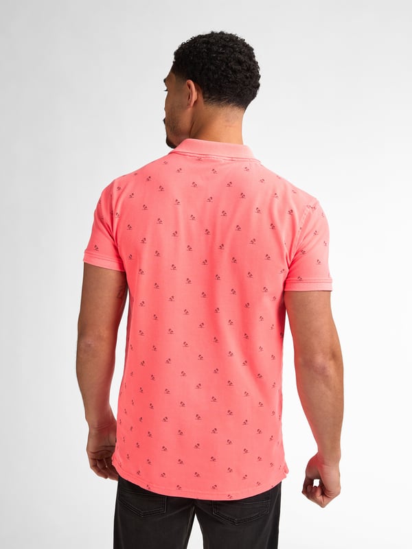 All-over print polo met openstaande kraag en knoopsluiting. Gemaakt van 95% organisch katoen en 5% elastaan. Verkrijgbaar in verschillende kleuren. Twijfel je tussen twee maten? Kies dan de grootste maat. Polo met korte mouwenAll-over printOpenstaande kraagKnoopsluiting95% organisch katoen en 5% elastaan