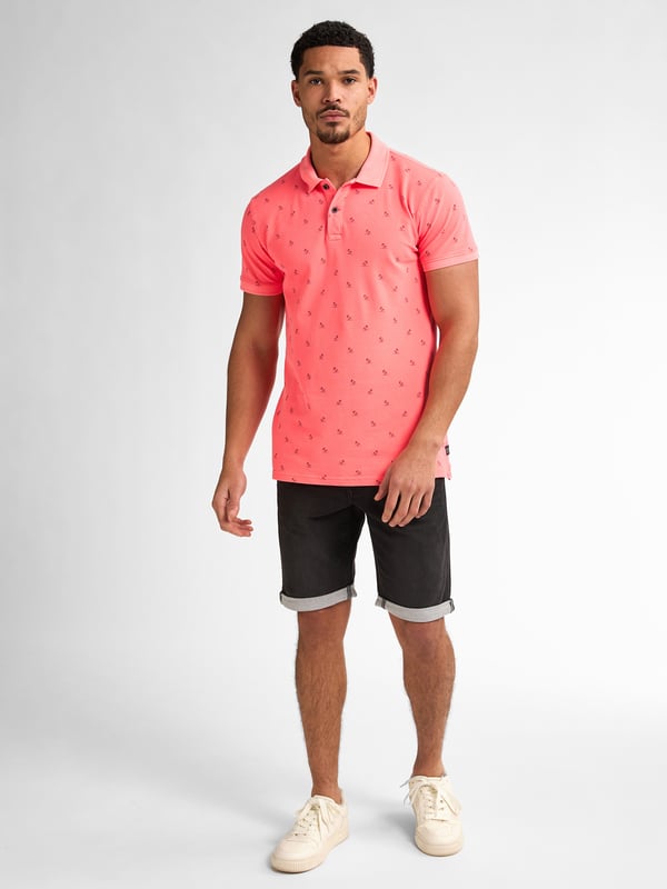All-over print polo met openstaande kraag en knoopsluiting. Gemaakt van 95% organisch katoen en 5% elastaan. Verkrijgbaar in verschillende kleuren. Twijfel je tussen twee maten? Kies dan de grootste maat. Polo met korte mouwenAll-over printOpenstaande kraagKnoopsluiting95% organisch katoen en 5% elastaan