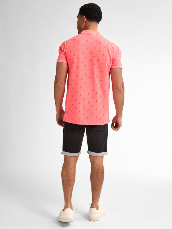 All-over print polo met openstaande kraag en knoopsluiting. Gemaakt van 95% organisch katoen en 5% elastaan. Verkrijgbaar in verschillende kleuren. Twijfel je tussen twee maten? Kies dan de grootste maat. Polo met korte mouwenAll-over printOpenstaande kraagKnoopsluiting95% organisch katoen en 5% elastaan