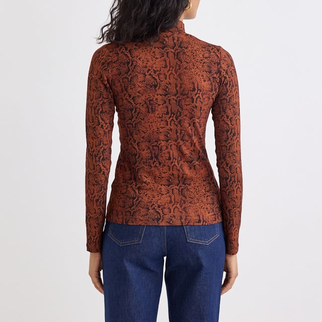 Women's Nobodys Child Lyra Snake Print Funnel Neck Long Sleeve Top. A true essential. With a high neckline and long sleeves, this brown snake print top is the perfect layering piece. Style with your favourite jeans or layer under pinnies, waistcoats, dungarees and more.- High neck.- Long sleeves.- Soft stretch jersey fabric.- Designed for a close cut.- Size tip: we recommend your usual size. Material: 95% Ecovero™ Viscose, 5% Elastane. Ref: T250945MLT.