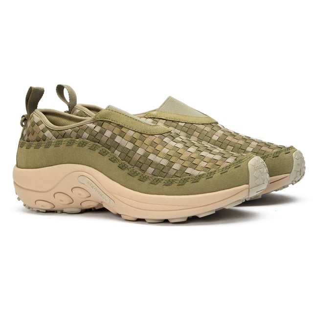 Experience eco-conscious performance with the Merrell Jungle Moc Evo Woven. These green trainers marry durability and sustainability, featuring a distinctive knitted nylon upper and 100% recycled laces and webbing. The protective rubber heel provides stability while you enjoy the comfort of breathable recycled mesh lining. Designed with CleanSport NXT odour control, these versatile shoes keep feet fresh during all-day wear. Perfect for outdoor enthusiasts who value both functionality and environmental responsibility.