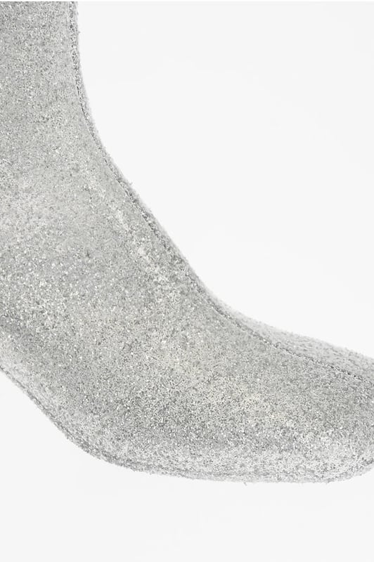 Frühling/Sommer, DAMENTAG, Silber, Reißverschluss, Glitzer, Logo, Made in Italy, Quadratische Spitze, Ledersohle, DIE NACHT IST JUNG, GLÄNZEND. Die gesamte Oberfläche dieses Modells ist mit einer Glitzerbehandlung + transparentem Guss bedeckt, einer manuellen und handwerklichen Behandlung. Tropfen aus transparentem Gummimaterial konzentrieren sich an verschiedenen Stellen des Schuhs, insbesondere auf der Sohle. Da es sich um ein handgefertigtes Verfahren handelt, ist es nicht möglich, diesen Effekt zu vermeiden oder eine Gleichmäßigkeit zu erreichen. Eventuelle Unterschiede zwischen den Paaren und Lichthöfe auf dem Futter sind als normal anzusehen und als Garantie für die handwerkliche Herstellung des Produkts zu betrachten. Die verwendeten Produkte sind absolut ungiftig. Es wird empfohlen, die Schuhe mit Vorsicht zu tragen und die Reinigung mit scheuernden chemischen Mitteln zu vermeiden. Absatz: 6 cm