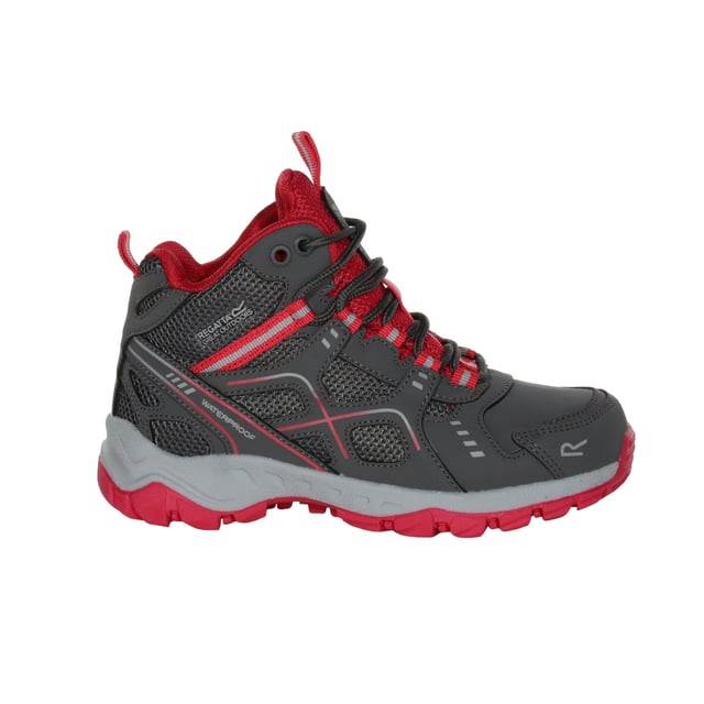 Regatta - Kinder Wanderstiefel "Vendeavour" () Obermaterial: Netzmaterial, Polyester, PU (Polyurethan). Marke: Regatta. Futterstoff: Atmungsaktiv. Einlegesohle: gepolstert, EVA, Stoßdämpfend. Laufsohle: TPR. Ösen: 7. Gewebetechnik: Isotex, Wasserfest, winddicht. Gestanztes Fußbett, Anziehlasche, Versiegelte Nähte. Absatz: Flach. niedrig geschnitten. Design: Kontrast, Logo. Zehenstil: Rund. Zum Schnüren.