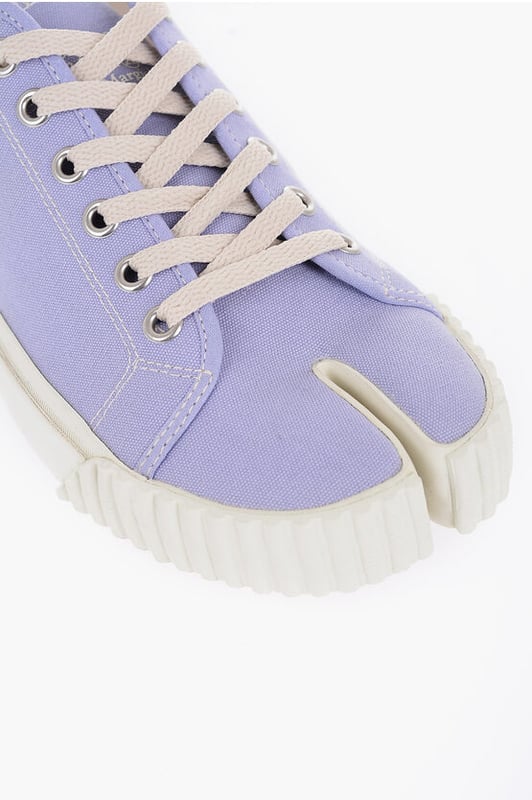 Lente-zomer, Rubberen zool, Paars, Vetersluiting, Canvas, Ronde neus. Het bijzondere aan dit product is de volledig handmatige productie en montage. Kleine defecten of verschillen tussen dezelfde artikelen zijn te verwachten en vormen een garantie voor het ambachtelijke karakter van het product. Speciale zorg en aandacht worden aanbevolen bij het dragen van dit kledingstuk.