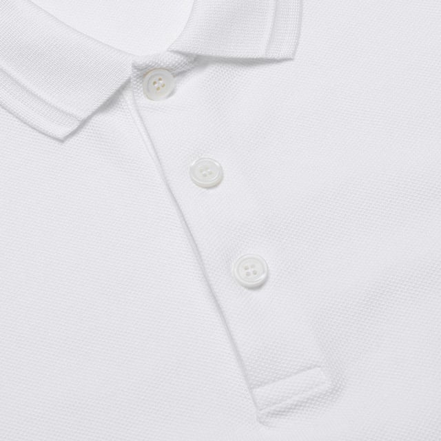Upplev lyxig komfort och avslappnad stil med den vita pikétröjan Burberry Monogram Embroidered White. Tillverkad av 100 % bomull, är denna skjorta mjuk och andningsbar, perfekt för alla tillfällen. Den klassiska 1/4-knappsknäppningen och de korta ärmarna ger en mångsidig och tidlös look, medan Burberry-märket på vänster bröst ger en touch av elegans. Förhöj din garderob med detta måste-ha-plagg från Burberry