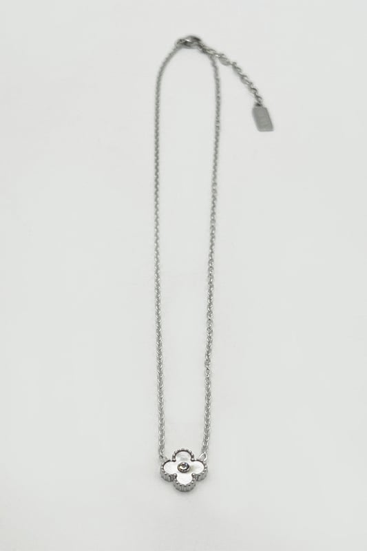 Combining elegance with everyday wearability, this necklace adds a refined touch to your daily style. Plus, its water-resistant design ensures lasting beauty and durability.
Colour: Silver
Water resistance
90% Stainless Steel 10% Acrylic
Size: 40+5cm
SKU:JE404521