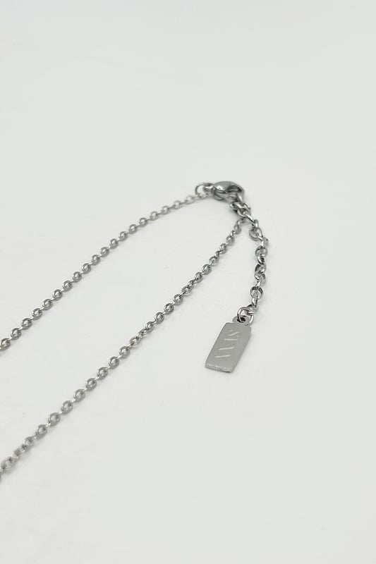 Combining elegance with everyday wearability, this necklace adds a refined touch to your daily style. Plus, its water-resistant design ensures lasting beauty and durability.
Colour: Silver
Water resistance
90% Stainless Steel 10% Acrylic
Size: 40+5cm
SKU:JE404521