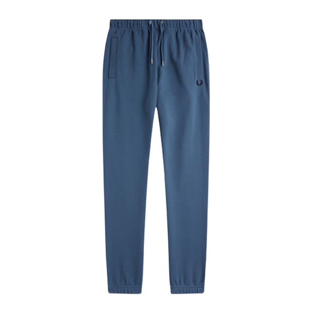 Freu dich auf ultimativen Komfort und Style mit Fred Perrys Midnight Blue Loopback Sweatpants! Mit Kordelzug in der Taille und Bündchen an den Beinen bietet diese Jogginghose die perfekte Passform für jede Aktivität. Zwei praktische Taschen und das charakteristische Fred Perry-Logo auf der linken Tasche sorgen für ein praktisches und modisches Design. Die Jogginghose aus 100 % Baumwolle ist atmungsaktiv und strapazierfähig - die perfekte Wahl für jeden modernen Mann. Verpassen Sie nicht dieses hochwertige Produkt der bewährten Marke Fred Perry