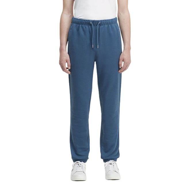 Freu dich auf ultimativen Komfort und Style mit Fred Perrys Midnight Blue Loopback Sweatpants! Mit Kordelzug in der Taille und Bündchen an den Beinen bietet diese Jogginghose die perfekte Passform für jede Aktivität. Zwei praktische Taschen und das charakteristische Fred Perry-Logo auf der linken Tasche sorgen für ein praktisches und modisches Design. Die Jogginghose aus 100 % Baumwolle ist atmungsaktiv und strapazierfähig - die perfekte Wahl für jeden modernen Mann. Verpassen Sie nicht dieses hochwertige Produkt der bewährten Marke Fred Perry