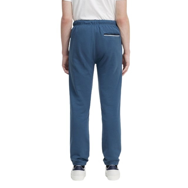 Freu dich auf ultimativen Komfort und Style mit Fred Perrys Midnight Blue Loopback Sweatpants! Mit Kordelzug in der Taille und Bündchen an den Beinen bietet diese Jogginghose die perfekte Passform für jede Aktivität. Zwei praktische Taschen und das charakteristische Fred Perry-Logo auf der linken Tasche sorgen für ein praktisches und modisches Design. Die Jogginghose aus 100 % Baumwolle ist atmungsaktiv und strapazierfähig - die perfekte Wahl für jeden modernen Mann. Verpassen Sie nicht dieses hochwertige Produkt der bewährten Marke Fred Perry