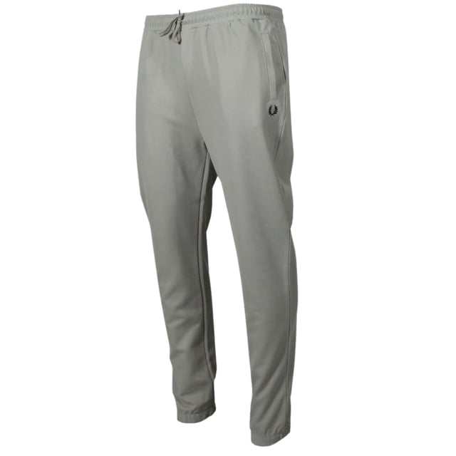 Veredeln Sie Ihre Freizeitgarderobe mit dieser exklusiven Fred Perry Seasonal Track Pants in atemberaubendem Seegras/Nachtgrün. Diese in Portugal mit höchster Präzision gefertigte Herren-Jogginghose verbindet anspruchsvollen Stil mit sportlicher Tradition. Das perfekte Statement-Piece für trendigen Komfort. 100 % Baumwolle