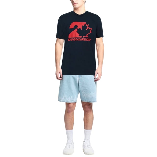 Experimenta la máxima comodidad y estilo con nuestra camiseta azul marino &quot;DSQUARED&quot;. Con un llamativo y llamativo logo DSQUARED en un vibrante rojo en la parte delantera, esta camiseta 100 % algodón es perfecta para cualquier ocasión. Fabricada en Rumanía con artesanía de calidad, te encantará su estilo y tacto. ¡No te pierdas la oportunidad de demostrar tu pasión por la marca DSQUARED! ¡Haz tu pedido ahora y mejora tu armario!
