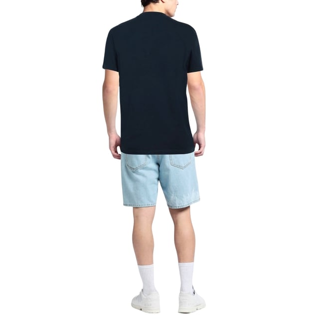 Experimenta la máxima comodidad y estilo con nuestra camiseta azul marino &quot;DSQUARED&quot;. Con un llamativo y llamativo logo DSQUARED en un vibrante rojo en la parte delantera, esta camiseta 100 % algodón es perfecta para cualquier ocasión. Fabricada en Rumanía con artesanía de calidad, te encantará su estilo y tacto. ¡No te pierdas la oportunidad de demostrar tu pasión por la marca DSQUARED! ¡Haz tu pedido ahora y mejora tu armario!