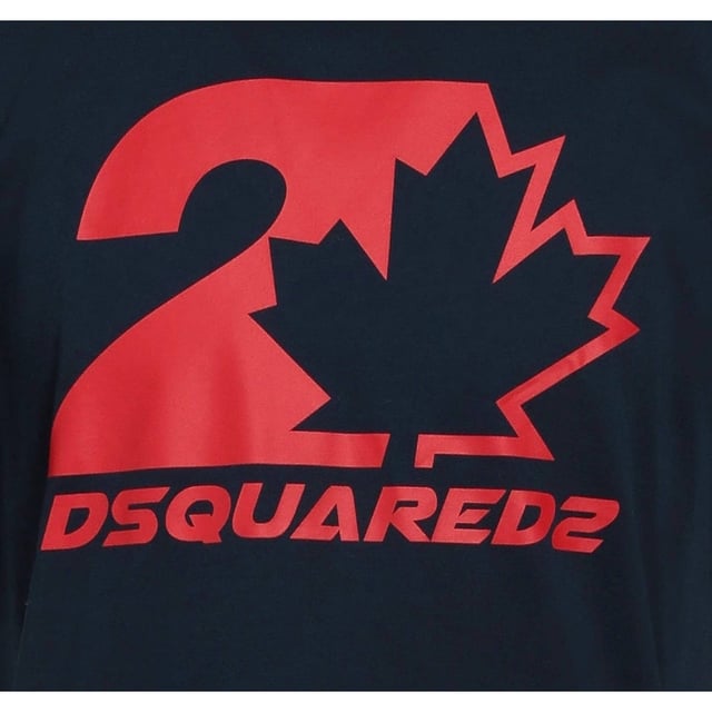 Experimenta la máxima comodidad y estilo con nuestra camiseta azul marino &quot;DSQUARED&quot;. Con un llamativo y llamativo logo DSQUARED en un vibrante rojo en la parte delantera, esta camiseta 100 % algodón es perfecta para cualquier ocasión. Fabricada en Rumanía con artesanía de calidad, te encantará su estilo y tacto. ¡No te pierdas la oportunidad de demostrar tu pasión por la marca DSQUARED! ¡Haz tu pedido ahora y mejora tu armario!