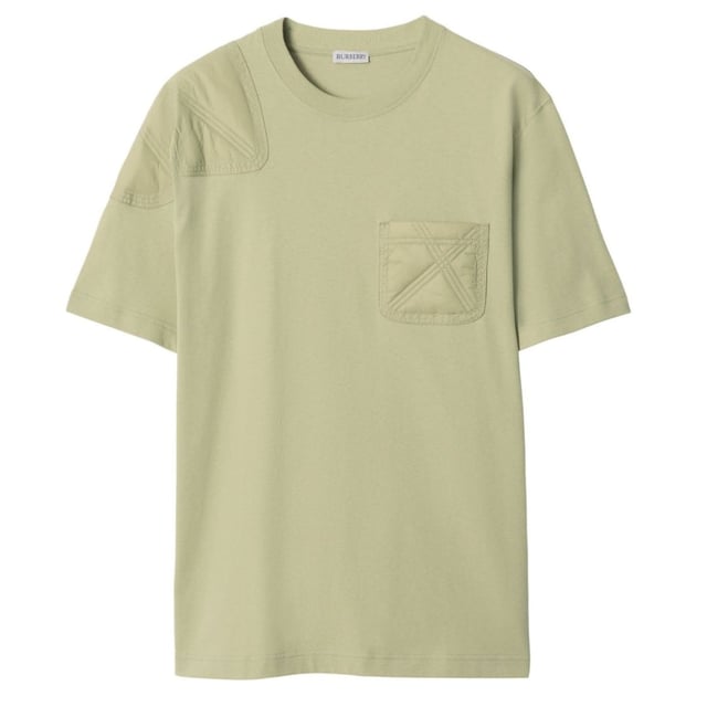 Camiseta verde cazador con paneles de jersey de Burberry Experimenta la comodidad y el estilo con la camiseta 100% algodón de Burberry. Con un práctico bolsillo en el pecho izquierdo y acolchado en el hombro derecho, además de un sutil monograma de Thomas Burberry en la espalda izquierda, esta camiseta es perfecta para quienes aprecian los detalles finos en sus elecciones de moda. ¡Añádela a tu armario y realza tu look diario!