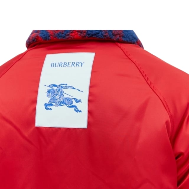 Transformeer je stijl met onze Burberry Reversible Rose Red Fleece Jacket! Hij heeft een handige ritssluiting en twee zakken aan de voor- en binnenkant, perfect voor het opbergen van je essentials. Gemaakt van een mix van 40% acryl, 36% wol en 24% polyester, biedt deze jas zowel comfort als stijl. Blijf warm en modieus met Burberry!
