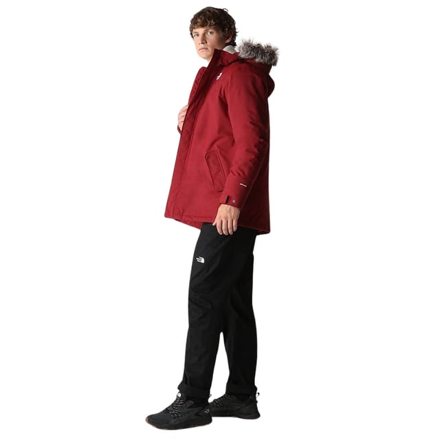 Experience the premium North Face REC ZANECK JACKET in striking Cordovan Red. This sophisticated men's outerwear piece, crafted in Cambodia, combines the iconic North Face quality with rich, eye-catching color that demands attention wherever you go. 100% Polyamide