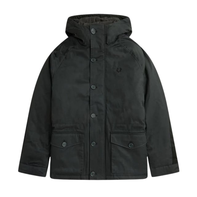 Blijf stijlvol warm met de Fred Perry Short Snorkel Night Green Parka. Met een handige capuchon, rits- en knoopsluiting en meerdere zakken voor al je essentials is deze parka perfect voor elk outdooravontuur. Bovendien kun je de pasvorm aanpassen met het trekkoord in de taille voor maximaal comfort. En met de iconische FP-badge op de linkerborst laat je overal je gevoel voor stijl zien. Deze jas is gemaakt van 100% katoen en is niet alleen duurzaam, maar ook ongelooflijk zacht tegen de huid. Upgrade je collectie bovenkleding en maak een statement met de Fred Perry Short Snorkel Parka