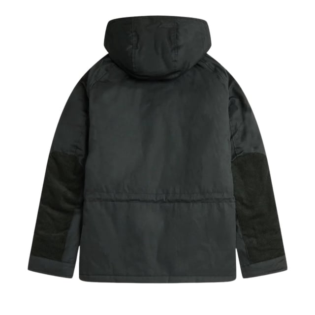 Blijf stijlvol warm met de Fred Perry Short Snorkel Night Green Parka. Met een handige capuchon, rits- en knoopsluiting en meerdere zakken voor al je essentials is deze parka perfect voor elk outdooravontuur. Bovendien kun je de pasvorm aanpassen met het trekkoord in de taille voor maximaal comfort. En met de iconische FP-badge op de linkerborst laat je overal je gevoel voor stijl zien. Deze jas is gemaakt van 100% katoen en is niet alleen duurzaam, maar ook ongelooflijk zacht tegen de huid. Upgrade je collectie bovenkleding en maak een statement met de Fred Perry Short Snorkel Parka