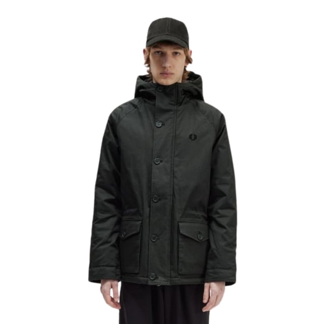 Blijf stijlvol warm met de Fred Perry Short Snorkel Night Green Parka. Met een handige capuchon, rits- en knoopsluiting en meerdere zakken voor al je essentials is deze parka perfect voor elk outdooravontuur. Bovendien kun je de pasvorm aanpassen met het trekkoord in de taille voor maximaal comfort. En met de iconische FP-badge op de linkerborst laat je overal je gevoel voor stijl zien. Deze jas is gemaakt van 100% katoen en is niet alleen duurzaam, maar ook ongelooflijk zacht tegen de huid. Upgrade je collectie bovenkleding en maak een statement met de Fred Perry Short Snorkel Parka