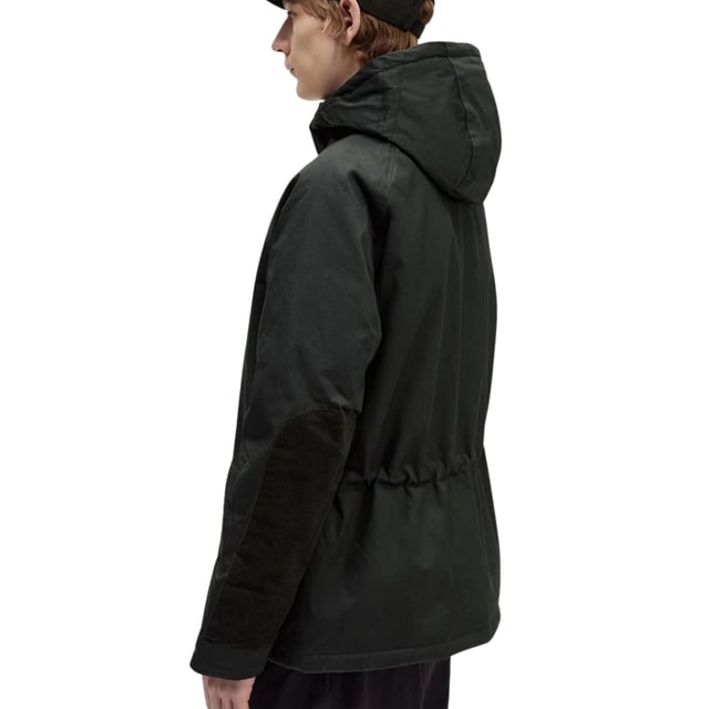 Blijf stijlvol warm met de Fred Perry Short Snorkel Night Green Parka. Met een handige capuchon, rits- en knoopsluiting en meerdere zakken voor al je essentials is deze parka perfect voor elk outdooravontuur. Bovendien kun je de pasvorm aanpassen met het trekkoord in de taille voor maximaal comfort. En met de iconische FP-badge op de linkerborst laat je overal je gevoel voor stijl zien. Deze jas is gemaakt van 100% katoen en is niet alleen duurzaam, maar ook ongelooflijk zacht tegen de huid. Upgrade je collectie bovenkleding en maak een statement met de Fred Perry Short Snorkel Parka