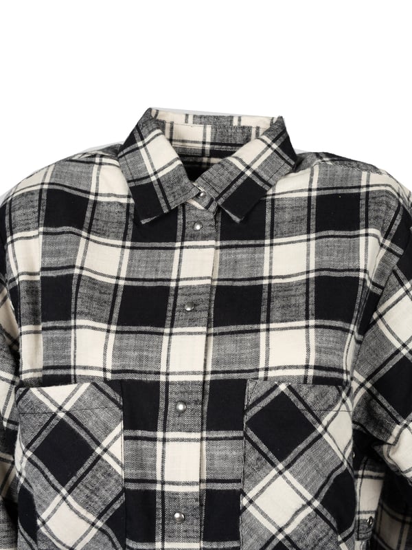 El vestido camisero es una excelente elección para cualquier ocasión, combinando elegancia y comodidad, lo que permite sentirse con estilo tanto en el trabajo como en encuentros con amigos.

Cuenta con cierres a presión, lo que no solo facilita ponérselo y quitárselo, sino que también añade un toque moderno, encajando perfectamente en las tendencias de la moda urbana.

En el frente, dos bolsillos ofrecen practicidad y funcionalidad, permitiendo almacenar pequeños objetos como llaves o el teléfono, sin la necesidad de llevar un bolso.

Los detalles metálicos en color plateado destacan sutilmente el diseño único del vestido, añadiéndole un toque de brillo y elegancia que captura las miradas.

Hecho de tela de alta calidad, que no solo asegura comodidad durante todo el día, sino también durabilidad y resistencia a las arrugas, lo que hace que el vestido luzca impecable en cualquier situación.