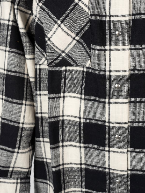 El vestido camisero es una excelente elección para cualquier ocasión, combinando elegancia y comodidad, lo que permite sentirse con estilo tanto en el trabajo como en encuentros con amigos.

Cuenta con cierres a presión, lo que no solo facilita ponérselo y quitárselo, sino que también añade un toque moderno, encajando perfectamente en las tendencias de la moda urbana.

En el frente, dos bolsillos ofrecen practicidad y funcionalidad, permitiendo almacenar pequeños objetos como llaves o el teléfono, sin la necesidad de llevar un bolso.

Los detalles metálicos en color plateado destacan sutilmente el diseño único del vestido, añadiéndole un toque de brillo y elegancia que captura las miradas.

Hecho de tela de alta calidad, que no solo asegura comodidad durante todo el día, sino también durabilidad y resistencia a las arrugas, lo que hace que el vestido luzca impecable en cualquier situación.