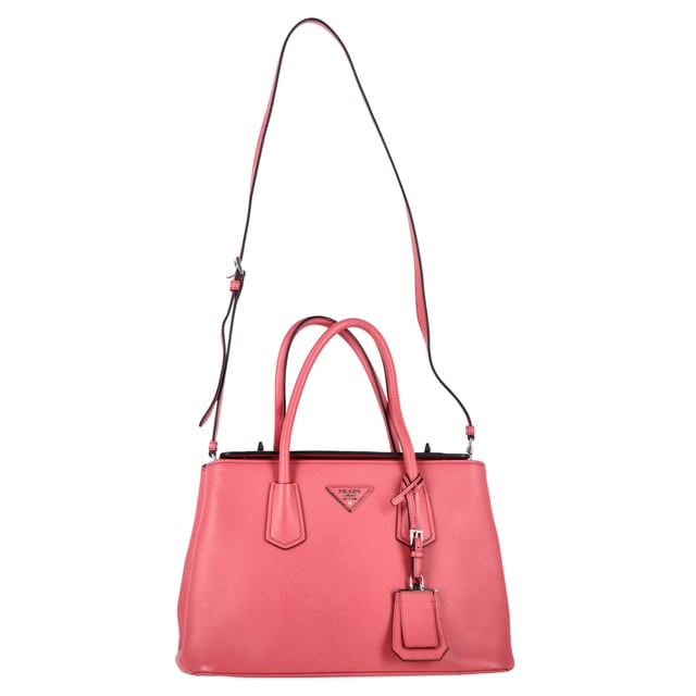 Empfohlener Verkaufspreis
Die Prada Medium Cuir Twin Tote Bag aus rosa Leder ist ein luxuriöses Must-have für jeden Tag und vereint raffinierte Struktur mit femininem Charme. Sie ist aus charakteristischem Saffianoleder gefertigt und verfügt über zwei Fächer, Tragegriffe und einen abnehmbaren Riemen für vielseitige Tragemöglichkeiten. **Styling-Tipp:** Veredeln Sie Ihren Look mit einem monochromen Outfit in sanften Neutraltönen, um den Röton mit dezenter Eleganz hervorzuheben.

Prada Medium Cuir Twin Tote Bag aus rosa Leder

Zustand: Ausgezeichnet
Gebrauchsspuren: Kein Etikett, Keine sichtbaren Gebrauchsspuren. Unbenutzt oder einmal getragen, aber wie neu.
Verpackung: Staubbeutel
Farbe: Rosa
Material: Leder | Saffianoleder
Größe: Einheitsgröße | Einheitsgröße
Maße: Breite: 130; Höhe: 220; Länge: 340; Henkellänge: 140; Riemenlänge: 0
Artikelnummer: NAPPUGBBA487859W