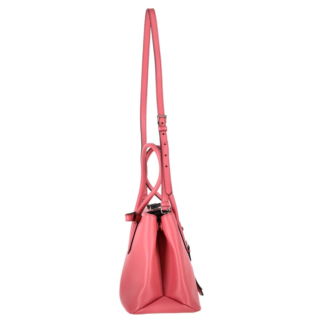 Empfohlener Verkaufspreis
Die Prada Medium Cuir Twin Tote Bag aus rosa Leder ist ein luxuriöses Must-have für jeden Tag und vereint raffinierte Struktur mit femininem Charme. Sie ist aus charakteristischem Saffianoleder gefertigt und verfügt über zwei Fächer, Tragegriffe und einen abnehmbaren Riemen für vielseitige Tragemöglichkeiten. **Styling-Tipp:** Veredeln Sie Ihren Look mit einem monochromen Outfit in sanften Neutraltönen, um den Röton mit dezenter Eleganz hervorzuheben.

Prada Medium Cuir Twin Tote Bag aus rosa Leder

Zustand: Ausgezeichnet
Gebrauchsspuren: Kein Etikett, Keine sichtbaren Gebrauchsspuren. Unbenutzt oder einmal getragen, aber wie neu.
Verpackung: Staubbeutel
Farbe: Rosa
Material: Leder | Saffianoleder
Größe: Einheitsgröße | Einheitsgröße
Maße: Breite: 130; Höhe: 220; Länge: 340; Henkellänge: 140; Riemenlänge: 0
Artikelnummer: NAPPUGBBA487859W
