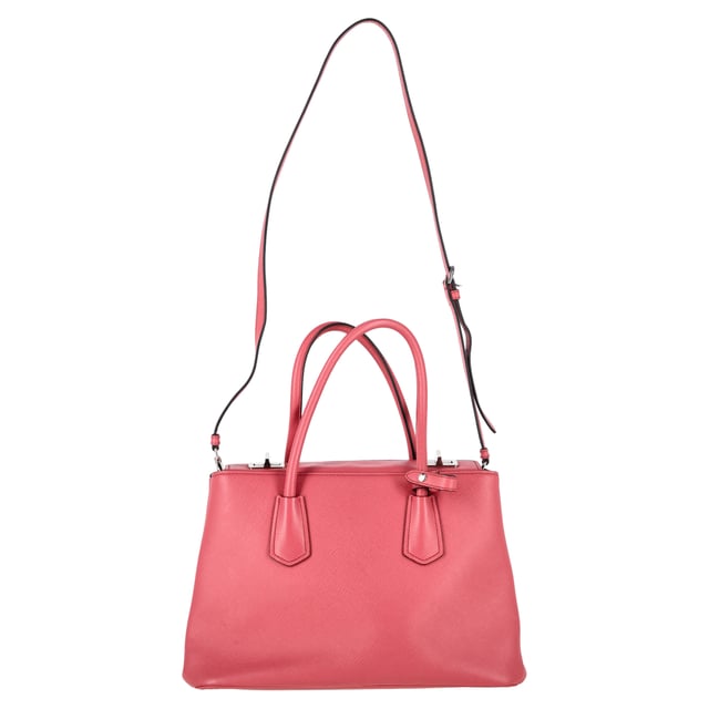 Empfohlener Verkaufspreis
Die Prada Medium Cuir Twin Tote Bag aus rosa Leder ist ein luxuriöses Must-have für jeden Tag und vereint raffinierte Struktur mit femininem Charme. Sie ist aus charakteristischem Saffianoleder gefertigt und verfügt über zwei Fächer, Tragegriffe und einen abnehmbaren Riemen für vielseitige Tragemöglichkeiten. **Styling-Tipp:** Veredeln Sie Ihren Look mit einem monochromen Outfit in sanften Neutraltönen, um den Röton mit dezenter Eleganz hervorzuheben.

Prada Medium Cuir Twin Tote Bag aus rosa Leder

Zustand: Ausgezeichnet
Gebrauchsspuren: Kein Etikett, Keine sichtbaren Gebrauchsspuren. Unbenutzt oder einmal getragen, aber wie neu.
Verpackung: Staubbeutel
Farbe: Rosa
Material: Leder | Saffianoleder
Größe: Einheitsgröße | Einheitsgröße
Maße: Breite: 130; Höhe: 220; Länge: 340; Henkellänge: 140; Riemenlänge: 0
Artikelnummer: NAPPUGBBA487859W