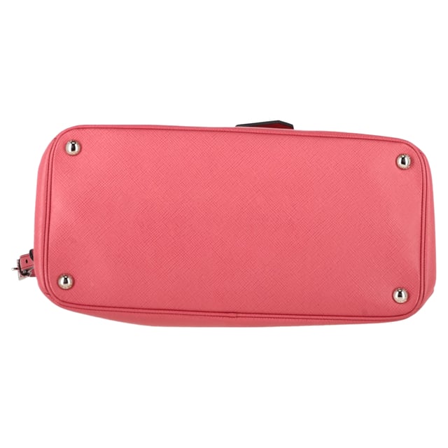 Empfohlener Verkaufspreis
Die Prada Medium Cuir Twin Tote Bag aus rosa Leder ist ein luxuriöses Must-have für jeden Tag und vereint raffinierte Struktur mit femininem Charme. Sie ist aus charakteristischem Saffianoleder gefertigt und verfügt über zwei Fächer, Tragegriffe und einen abnehmbaren Riemen für vielseitige Tragemöglichkeiten. **Styling-Tipp:** Veredeln Sie Ihren Look mit einem monochromen Outfit in sanften Neutraltönen, um den Röton mit dezenter Eleganz hervorzuheben.

Prada Medium Cuir Twin Tote Bag aus rosa Leder

Zustand: Ausgezeichnet
Gebrauchsspuren: Kein Etikett, Keine sichtbaren Gebrauchsspuren. Unbenutzt oder einmal getragen, aber wie neu.
Verpackung: Staubbeutel
Farbe: Rosa
Material: Leder | Saffianoleder
Größe: Einheitsgröße | Einheitsgröße
Maße: Breite: 130; Höhe: 220; Länge: 340; Henkellänge: 140; Riemenlänge: 0
Artikelnummer: NAPPUGBBA487859W