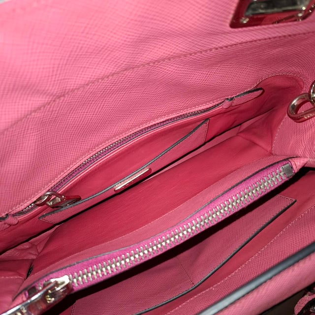Empfohlener Verkaufspreis
Die Prada Medium Cuir Twin Tote Bag aus rosa Leder ist ein luxuriöses Must-have für jeden Tag und vereint raffinierte Struktur mit femininem Charme. Sie ist aus charakteristischem Saffianoleder gefertigt und verfügt über zwei Fächer, Tragegriffe und einen abnehmbaren Riemen für vielseitige Tragemöglichkeiten. **Styling-Tipp:** Veredeln Sie Ihren Look mit einem monochromen Outfit in sanften Neutraltönen, um den Röton mit dezenter Eleganz hervorzuheben.

Prada Medium Cuir Twin Tote Bag aus rosa Leder

Zustand: Ausgezeichnet
Gebrauchsspuren: Kein Etikett, Keine sichtbaren Gebrauchsspuren. Unbenutzt oder einmal getragen, aber wie neu.
Verpackung: Staubbeutel
Farbe: Rosa
Material: Leder | Saffianoleder
Größe: Einheitsgröße | Einheitsgröße
Maße: Breite: 130; Höhe: 220; Länge: 340; Henkellänge: 140; Riemenlänge: 0
Artikelnummer: NAPPUGBBA487859W
