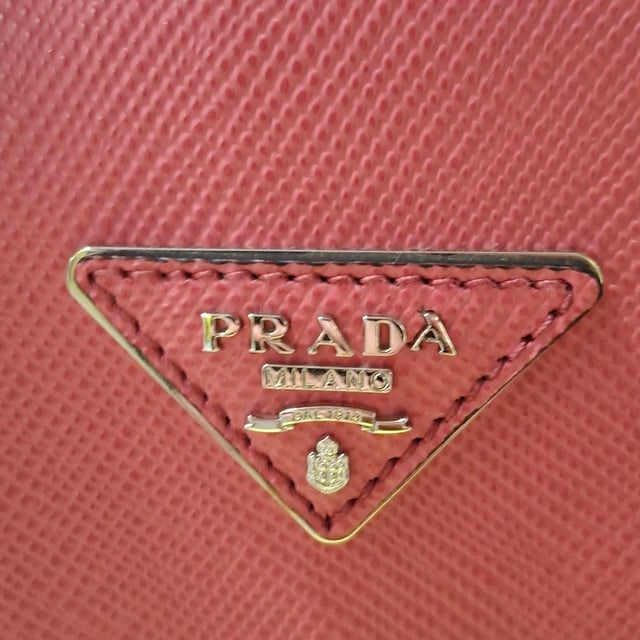 Empfohlener Verkaufspreis
Die Prada Medium Cuir Twin Tote Bag aus rosa Leder ist ein luxuriöses Must-have für jeden Tag und vereint raffinierte Struktur mit femininem Charme. Sie ist aus charakteristischem Saffianoleder gefertigt und verfügt über zwei Fächer, Tragegriffe und einen abnehmbaren Riemen für vielseitige Tragemöglichkeiten. **Styling-Tipp:** Veredeln Sie Ihren Look mit einem monochromen Outfit in sanften Neutraltönen, um den Röton mit dezenter Eleganz hervorzuheben.

Prada Medium Cuir Twin Tote Bag aus rosa Leder

Zustand: Ausgezeichnet
Gebrauchsspuren: Kein Etikett, Keine sichtbaren Gebrauchsspuren. Unbenutzt oder einmal getragen, aber wie neu.
Verpackung: Staubbeutel
Farbe: Rosa
Material: Leder | Saffianoleder
Größe: Einheitsgröße | Einheitsgröße
Maße: Breite: 130; Höhe: 220; Länge: 340; Henkellänge: 140; Riemenlänge: 0
Artikelnummer: NAPPUGBBA487859W