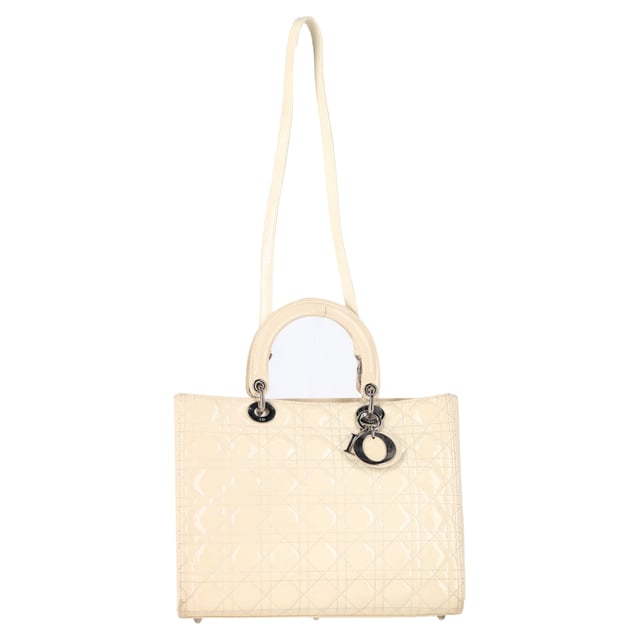 VINTAGE, RRP AS NEW
Timeless and refined, the Large Lady Dior Bag in ivory patent leather exudes vintage-inspired glamour with modern polish. Crafted with signature Cannage quilting and finished with gleaming DIOR letter charms, it’s a structured icon that seamlessly transitions from day to night. Elegant and luminous, it’s the definition of Parisian sophistication.


Dior Cannage Quilted Large Lady Dior Bag in Ivory Patent Leather
Condition: very good
Signs of wear: No retail tag, No visible sign of wear., 
Packaging: Dust bag
Color: White | ivory
Material: Leather | leather
Size: One Size | One Size
Measurements: Width: 120; Height: 240; Length: 320; Handle drop: 100; Strap length: 0
SKU: NAPPUGBBA487877W