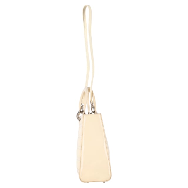 VINTAGE, RRP AS NEW
Timeless and refined, the Large Lady Dior Bag in ivory patent leather exudes vintage-inspired glamour with modern polish. Crafted with signature Cannage quilting and finished with gleaming DIOR letter charms, it’s a structured icon that seamlessly transitions from day to night. Elegant and luminous, it’s the definition of Parisian sophistication.


Dior Cannage Quilted Large Lady Dior Bag in Ivory Patent Leather
Condition: very good
Signs of wear: No retail tag, No visible sign of wear., 
Packaging: Dust bag
Color: White | ivory
Material: Leather | leather
Size: One Size | One Size
Measurements: Width: 120; Height: 240; Length: 320; Handle drop: 100; Strap length: 0
SKU: NAPPUGBBA487877W