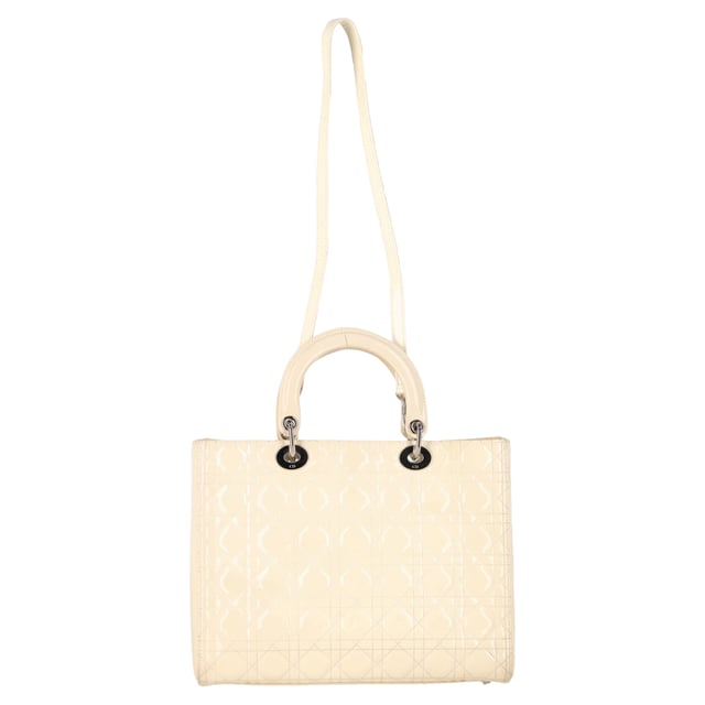 VINTAGE, RRP AS NEW
Timeless and refined, the Large Lady Dior Bag in ivory patent leather exudes vintage-inspired glamour with modern polish. Crafted with signature Cannage quilting and finished with gleaming DIOR letter charms, it’s a structured icon that seamlessly transitions from day to night. Elegant and luminous, it’s the definition of Parisian sophistication.


Dior Cannage Quilted Large Lady Dior Bag in Ivory Patent Leather
Condition: very good
Signs of wear: No retail tag, No visible sign of wear., 
Packaging: Dust bag
Color: White | ivory
Material: Leather | leather
Size: One Size | One Size
Measurements: Width: 120; Height: 240; Length: 320; Handle drop: 100; Strap length: 0
SKU: NAPPUGBBA487877W