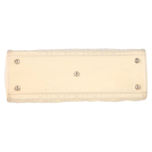 VINTAGE, RRP AS NEW
Timeless and refined, the Large Lady Dior Bag in ivory patent leather exudes vintage-inspired glamour with modern polish. Crafted with signature Cannage quilting and finished with gleaming DIOR letter charms, it’s a structured icon that seamlessly transitions from day to night. Elegant and luminous, it’s the definition of Parisian sophistication.


Dior Cannage Quilted Large Lady Dior Bag in Ivory Patent Leather
Condition: very good
Signs of wear: No retail tag, No visible sign of wear., 
Packaging: Dust bag
Color: White | ivory
Material: Leather | leather
Size: One Size | One Size
Measurements: Width: 120; Height: 240; Length: 320; Handle drop: 100; Strap length: 0
SKU: NAPPUGBBA487877W