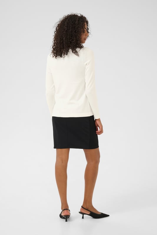 Regular fit,Lange mouwen  Fijne was 30°, niet bleken, niet in de droger drogen, Liggend laten drogen in de schaduw, koud strijken max. 110° C, Droogreiniging  80% Viscose,20% Nylon