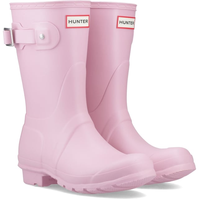 Perfect for wet weather conditions this women's Wellington is a shorter version of the iconic Hunter Original Tall Boot. Formed of natural rubber, each boot is handcrafted and assembled over three days before being vulcanised for superior protection.