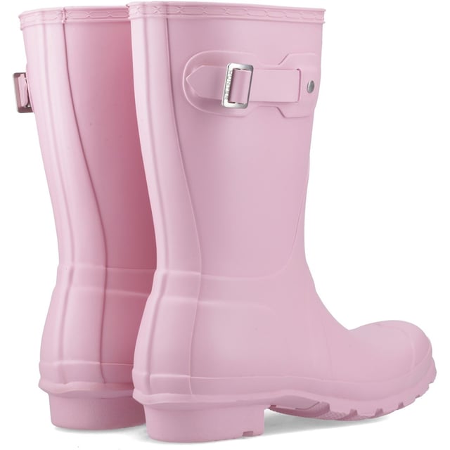 Perfect for wet weather conditions this women's Wellington is a shorter version of the iconic Hunter Original Tall Boot. Formed of natural rubber, each boot is handcrafted and assembled over three days before being vulcanised for superior protection.
