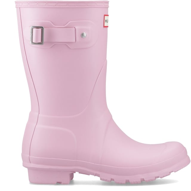 Perfect for wet weather conditions this women's Wellington is a shorter version of the iconic Hunter Original Tall Boot. Formed of natural rubber, each boot is handcrafted and assembled over three days before being vulcanised for superior protection.