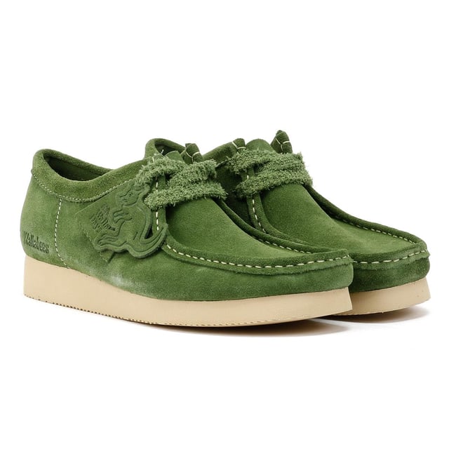 Premium Mokassin-Schuhe aus weichem Wildleder und klassischen Nähten. Für Langlebigkeit mit leichten Milton Vibram® Sohlen gefertigt. Veredelt mit zwei Clarks Originals Anhängern.