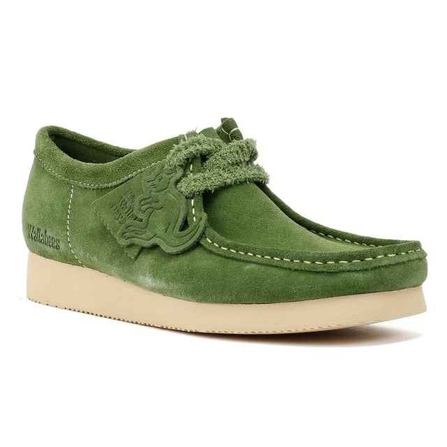 Premium Mokassin-Schuhe aus weichem Wildleder und klassischen Nähten. Für Langlebigkeit mit leichten Milton Vibram® Sohlen gefertigt. Veredelt mit zwei Clarks Originals Anhängern.