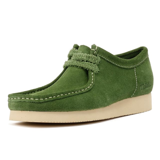 Premium Mokassin-Schuhe aus weichem Wildleder und klassischen Nähten. Für Langlebigkeit mit leichten Milton Vibram® Sohlen gefertigt. Veredelt mit zwei Clarks Originals Anhängern.
