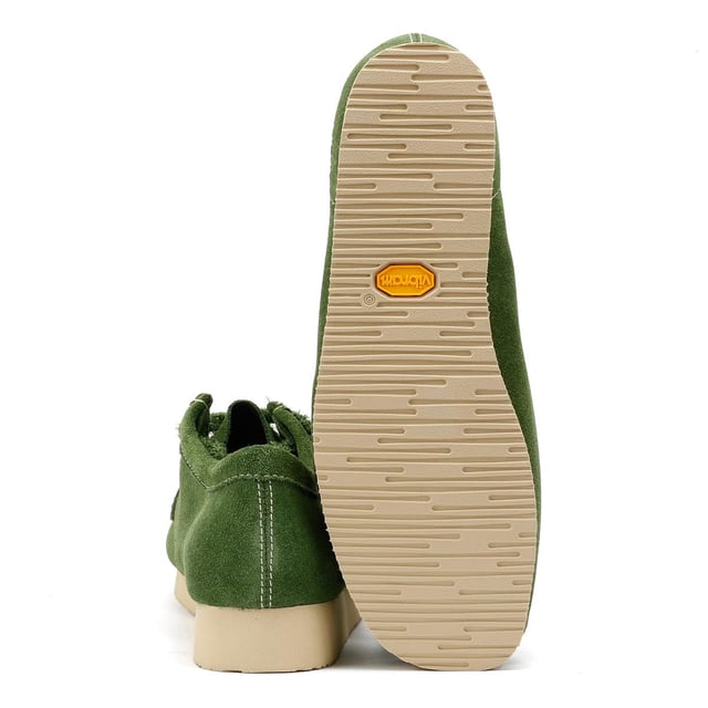 Premium Mokassin-Schuhe aus weichem Wildleder und klassischen Nähten. Für Langlebigkeit mit leichten Milton Vibram® Sohlen gefertigt. Veredelt mit zwei Clarks Originals Anhängern.