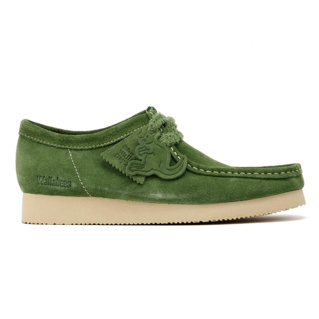 Premium Mokassin-Schuhe aus weichem Wildleder und klassischen Nähten. Für Langlebigkeit mit leichten Milton Vibram® Sohlen gefertigt. Veredelt mit zwei Clarks Originals Anhängern.