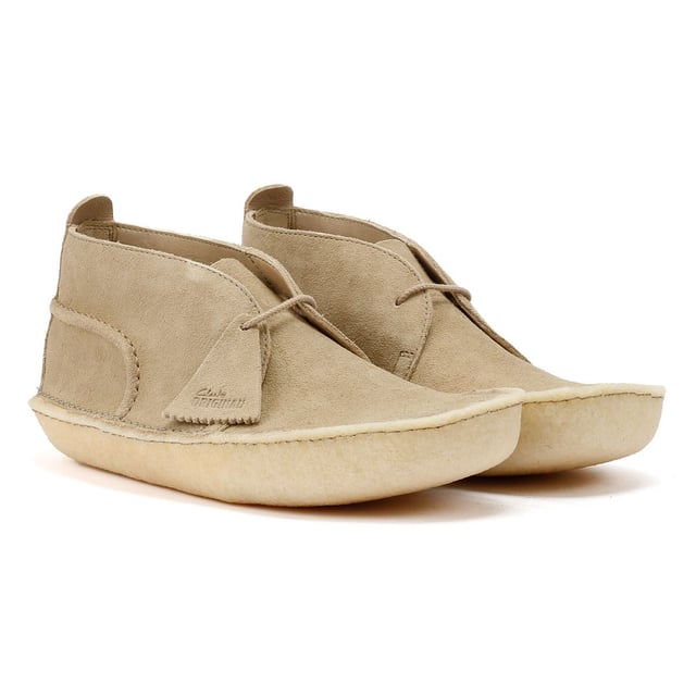 Mittelhohe Schnürstiefel aus hochwertigem Wildleder, abgeschlossen mit einer klassischen umhüllten glatten Kreppsohle für Komfort und Langlebigkeit. Abgerundet mit zwei Clarks Original-Anhängern.
